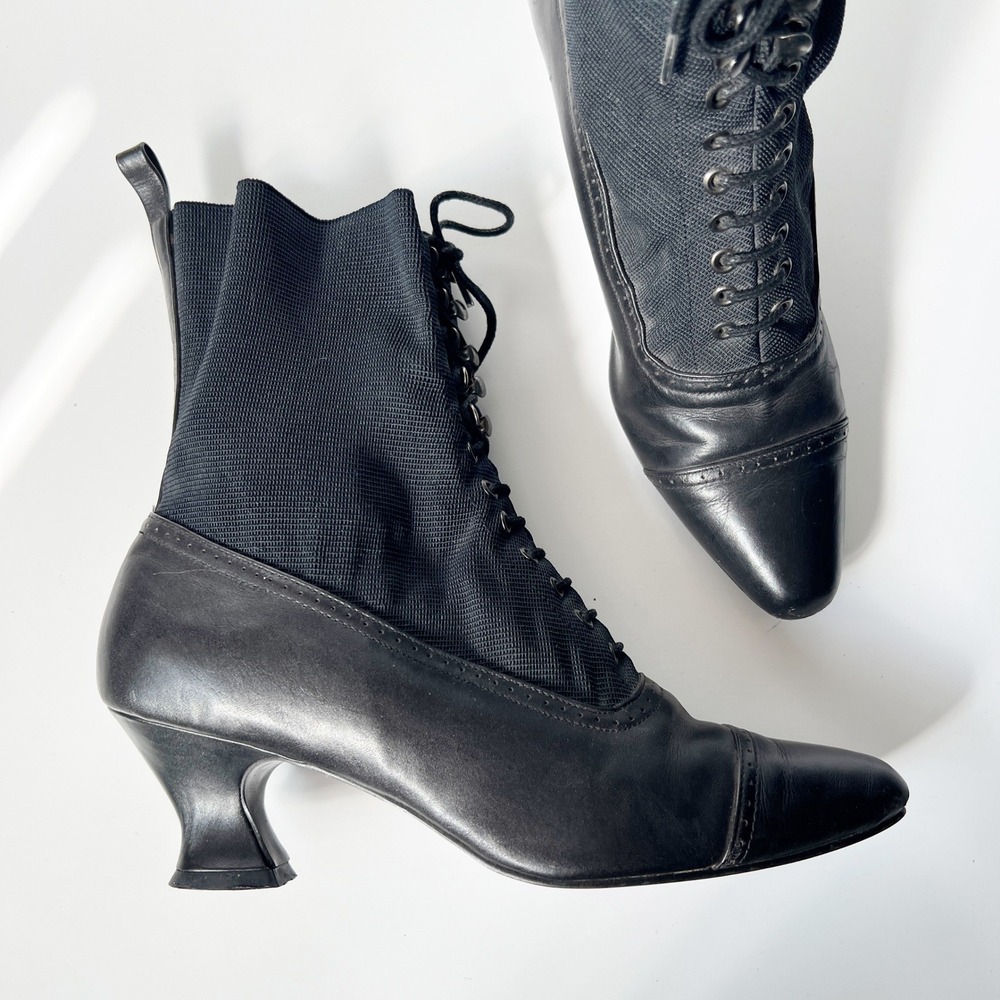 Vintage Black Leather Lace Up Boots 8 Victorian Gothic Steampunk Kitten Heel 90s